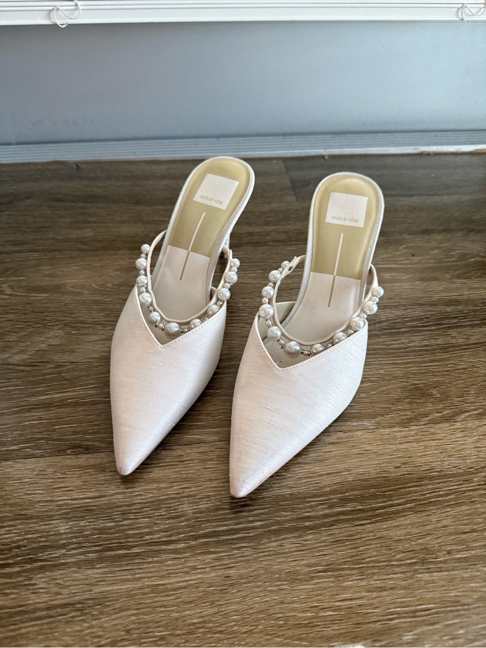 Dolce Vita KANIKA PEARL PUMP IN VANILLA